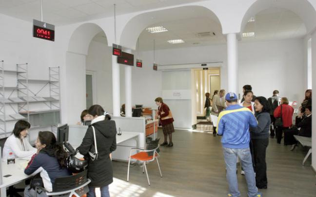 Personal del Ayuntamiento presta atención de Udal Info Personal del Ayuntamiento presta atención de Udal Info
