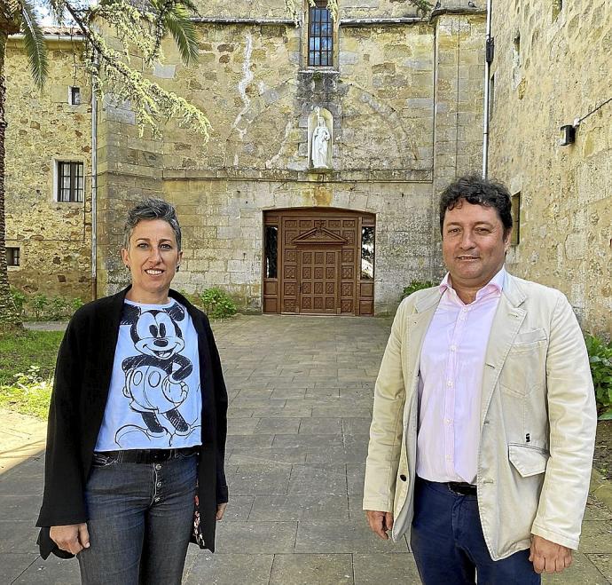 Xabier Txurruka Zarauzko alkatea eta Irene Urbieta Kultura zinegotzia, Santa Klara komentuaren sarreran. Ondoan, klaustroaren detaile bat. Argazkiak: Zarazuko Udala