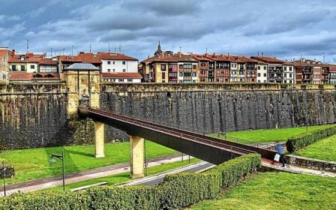 San Nikolas zubia eta Hondarribiko harresiak. Foto: N.G.