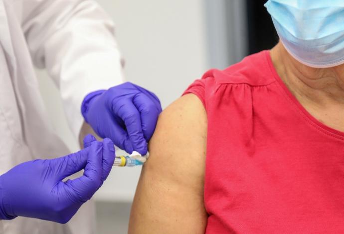 Una persona recibe la vacuna contra el coronavirus.