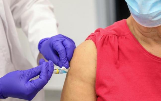 Una persona recibe la vacuna contra el coronavirus.