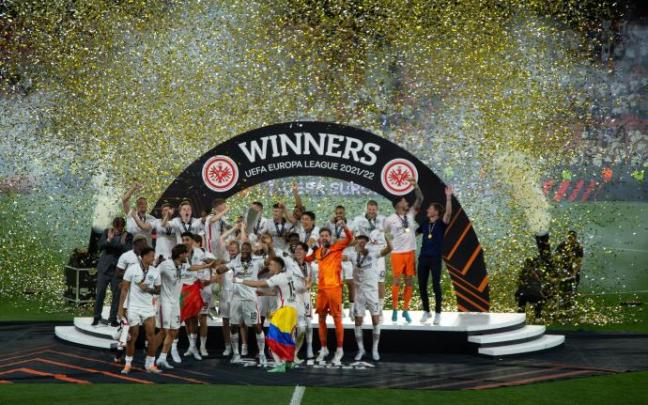 Los jugadores del Eintracht de Fráncfort celebran su victoria. Los jugadores del Eintracht de Fráncfort celebran su victoria.