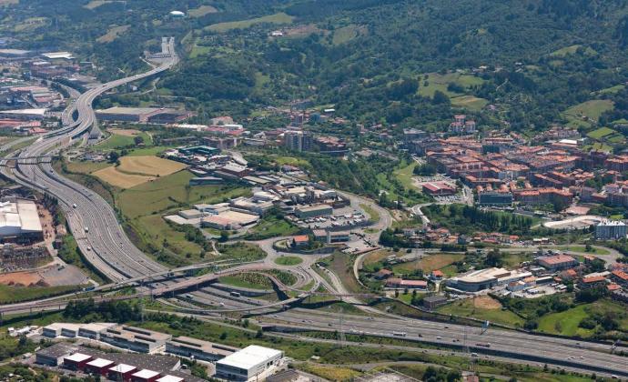 Vista aérea de la conexión de la autovía de Ugaldebieta con la Variante Sur Metropolitana