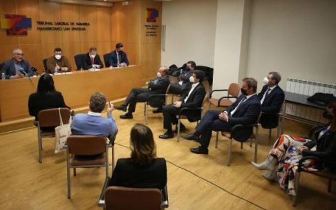 Representantes de UGT, CCOO y las patronales del sector del metal. Representantes de UGT, CCOO y las patronales del sector del metal.