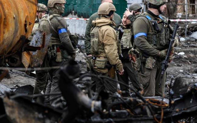 Zelenski visita la ciudad de Bucha donde las tropas rusas han masacrado a la población civil.