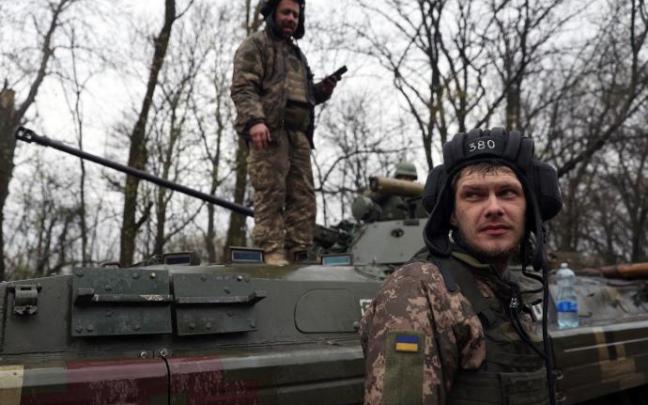 Un grupo de soldados ucraniano en el distrito de Izyum, región de Kharkiv.