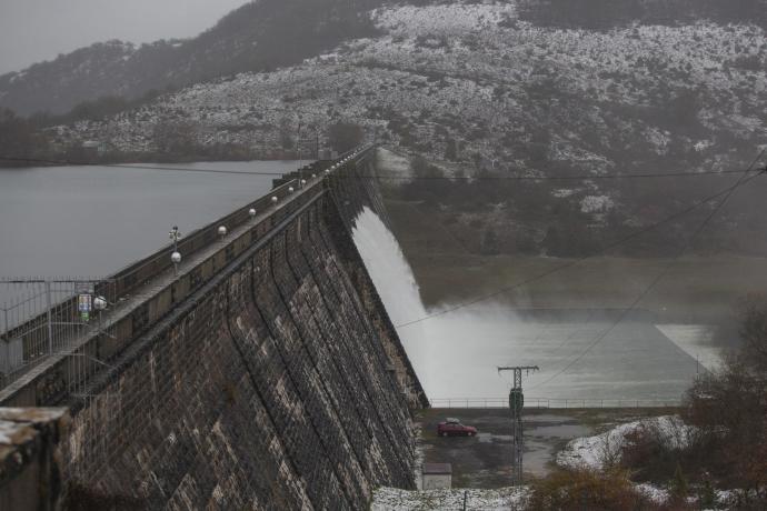 El pantano de Ullibarri, en pleno desembalse.