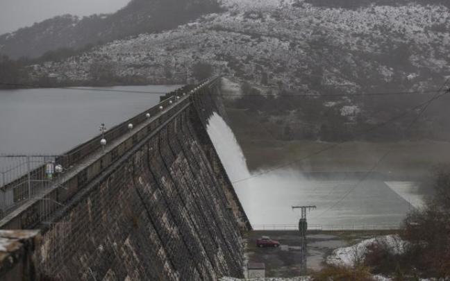 El pantano de Ullibarri, en pleno desembalse. El pantano de Ullibarri, en pleno desembalse.