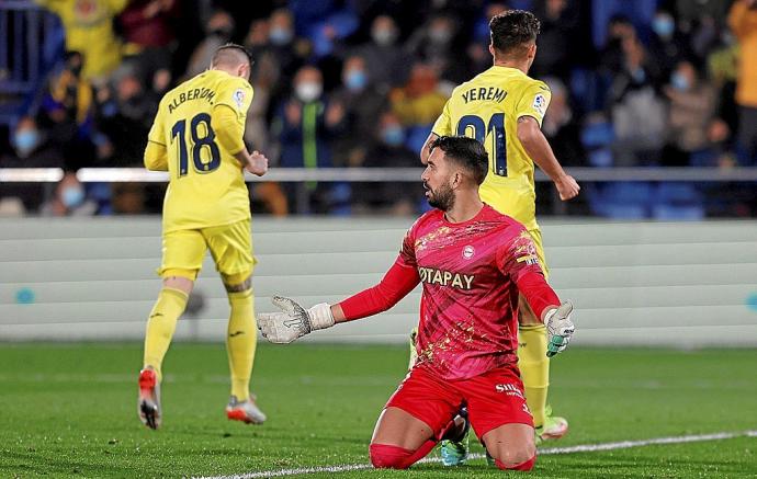 Fernando Pacheco, durante la última derrota (5-2) del Deportivo Alavés frente al Villarreal en el Estadio de La Cerámica. Foto: Área 11