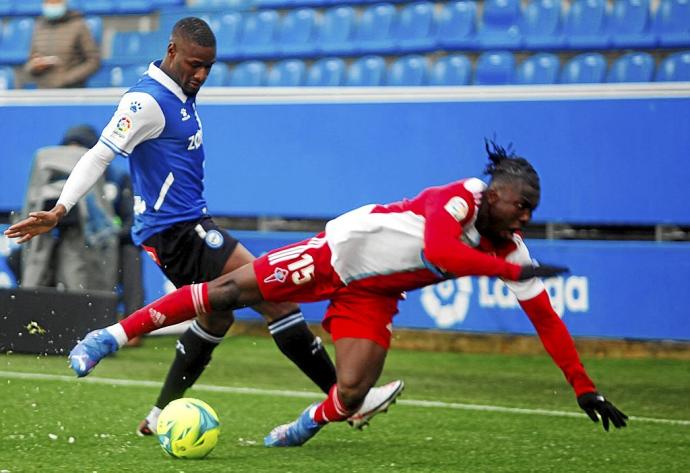 Mamadou Sylla intenta superar a Joseph Aidoo durante el choque disputado entre el Alavés y el Celta esta temporada. Foto: Jorge Muñoz