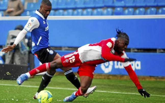 Mamadou Sylla intenta superar a Joseph Aidoo durante el choque disputado entre el Alavés y el Celta esta temporada. Foto: Jorge Muñoz Mamadou Sylla intenta superar a Joseph Aidoo durante el choque disputado entre el Alavés y el Celta esta temporada. Foto: Jorge Muñoz