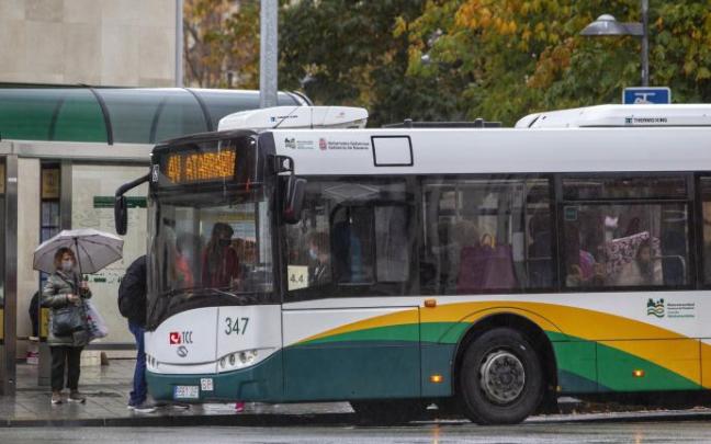 Usuarios subiendo a una villavesa de la Línea 4V.