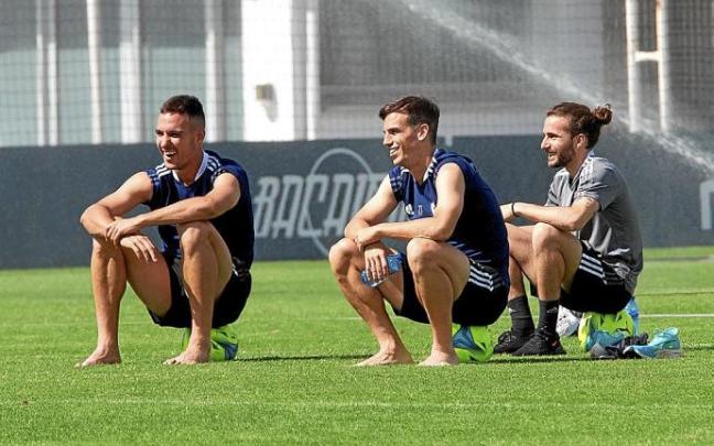 Unai García e Iñigo Pérez, descalzos, observan el entrenamiento de sus compañeros junto a Pablo Iriarte, uno de los preparadores físicos. Unai García e Iñigo Pérez, descalzos, observan el entrenamiento de sus compañeros junto a Pablo Iriarte, uno de los preparadores físicos.