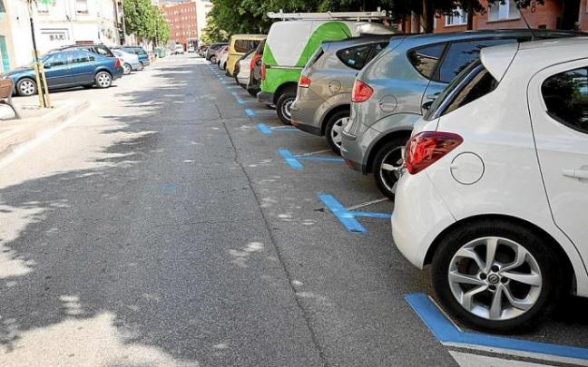 Coches estacionados en la futura zona azul en las casas de San Pedro de la Rochapea. Coches estacionados en la futura zona azul en las casas de San Pedro de la Rochapea.