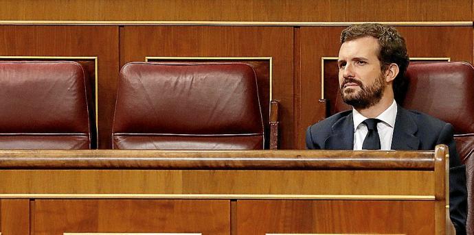 Pablo Casado ha perdido hasta el apoyo de una gran parte de su grupo parlamentario en el Congreso, además del respaldo de los barones del partido. Foto: Afp