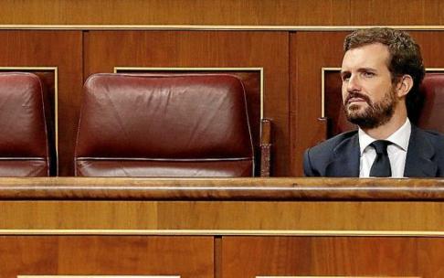 Pablo Casado ha perdido hasta el apoyo de una gran parte de su grupo parlamentario en el Congreso, además del respaldo de los barones del partido. Foto: Afp