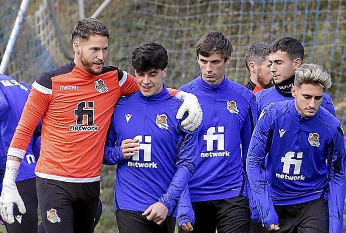 Remiro, Lobete, Le Normand y Robert Navarro, durante el entrenamiento de ayer en Zubieta.