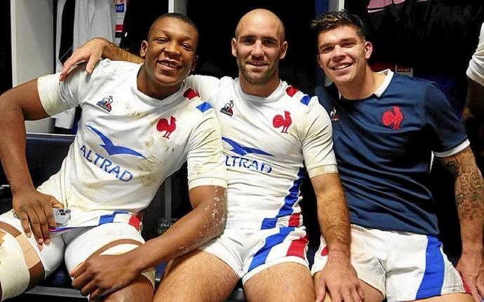 Maxime Lucu, en el centro, con dos de sus compañeros de la selección francesa en el vestuario del XV del Gallo.