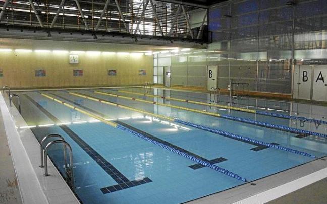 Piscina desierta en el centro cívico Aldabe durante una anterior huelga de socorristas. Foto: Alex Larretxi