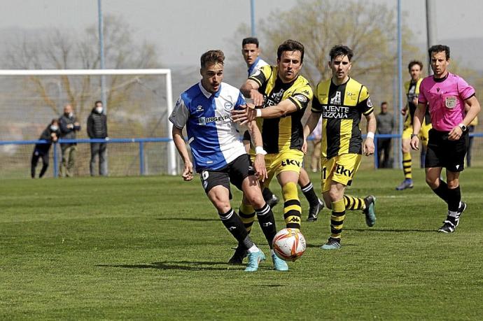 Partido entre el Alavés B y el Portugalete disputado en Ibaia. Foto: Pilar Barco