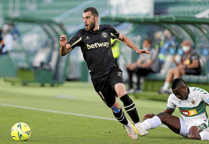 Luis Rioja deja sentado al lateral Helibelton Palacios durante el Elche 0-2 Alavés disputado el pasado martes en el Martínez Valero. Foto: Área 11