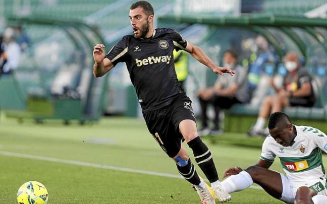 Luis Rioja deja sentado al lateral Helibelton Palacios durante el Elche 0-2 Alavés disputado el pasado martes en el Martínez Valero. Foto: Área 11