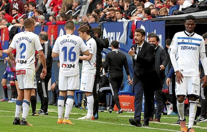 Julio Velázquez da instrucciones durante el partido ante Osasuna. Foto: Javier Berges