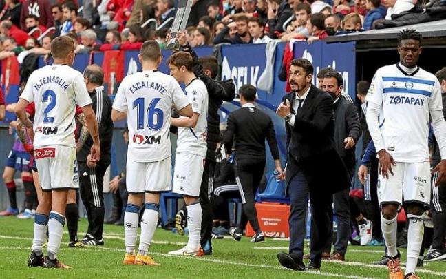 Julio Velázquez da instrucciones durante el partido ante Osasuna. Foto: Javier Berges