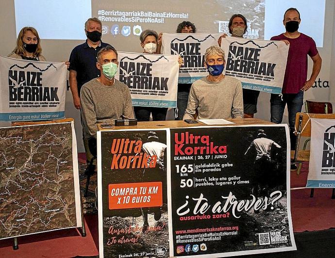 Miembros de Haize Berriak, ayer en la presentación de la 'Ultra Korrika'. Foto: Iban Aguinaga