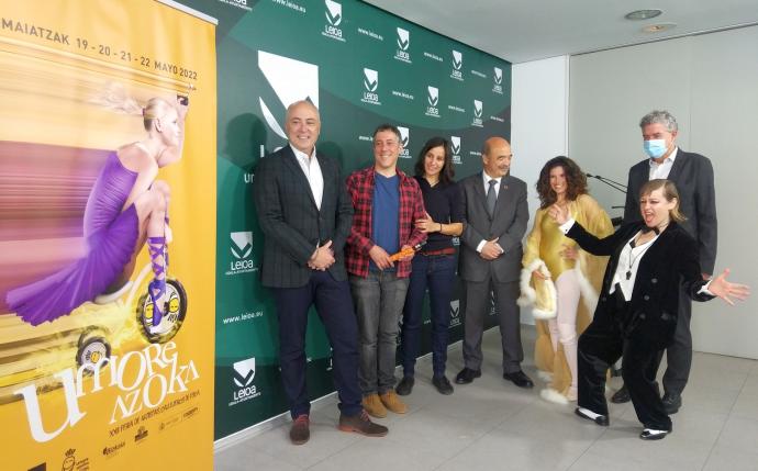 Iban Rodríguez, Joxean Muñoz y Mikel Etxebarria, con representantes de las compañías Trakamatraka y Eva Guerrero.