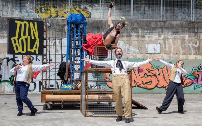 Hika Teatroa llegará a la Umore Azoka con su actuación 'Tonbola'. Foto: Hika Teatroa Hika Teatroa llegará a la Umore Azoka con su actuación 'Tonbola'. Foto: Hika Teatroa
