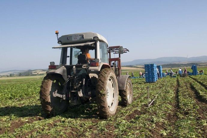 Un agricultor trabajando con un tractor.