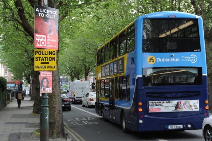 Un autobús circulando por Dublín.