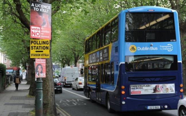 Un autobús circulando por Dublín.