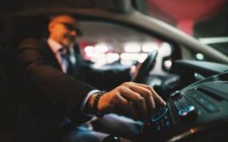 Un conductor regula el volumen de su radio.