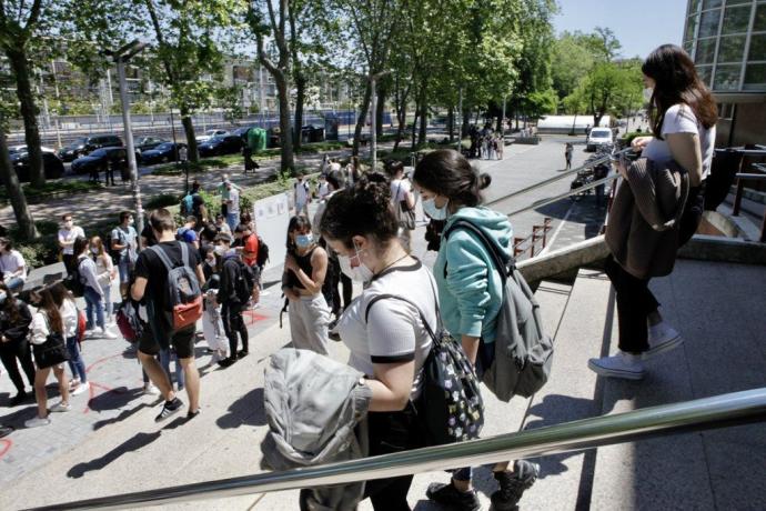 Un grupo de estudiantes con mascarilla en Vitoria.