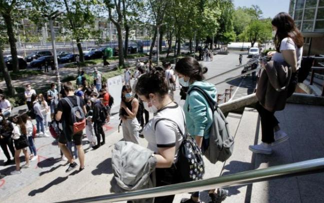 Un grupo de estudiantes con mascarilla en Vitoria. Un grupo de estudiantes con mascarilla en Vitoria.