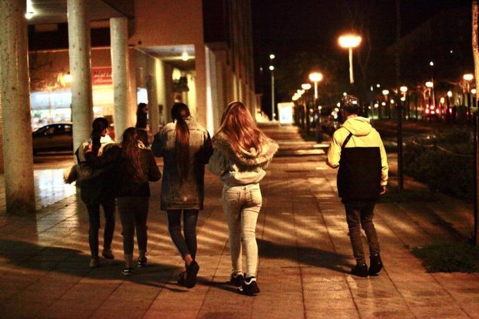 Un grupo de jóvenes de paseo un sábado por la noche en Vitoria.