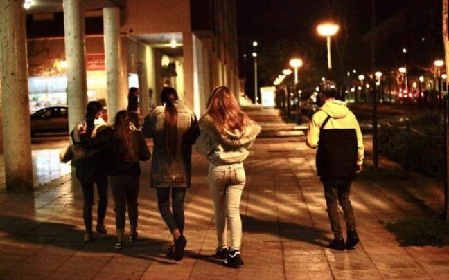 Un grupo de jóvenes de paseo un sábado por la noche en Vitoria.