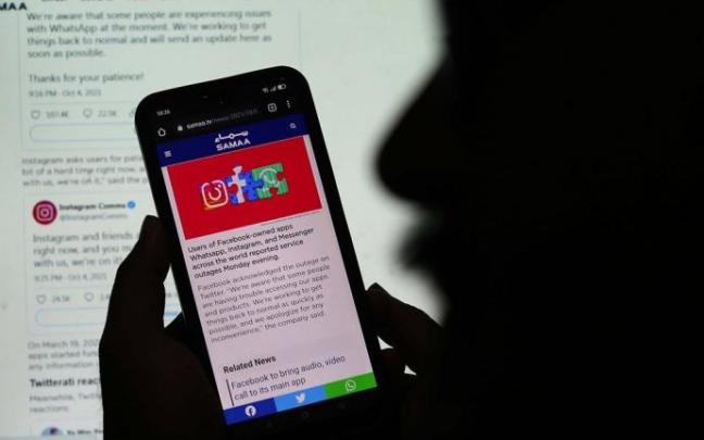 Una persona leyendo una noticia desde su teléfono móvil. Una persona leyendo una noticia desde su teléfono móvil.