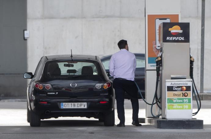 Un hombre reposta combustible en una gasolinera