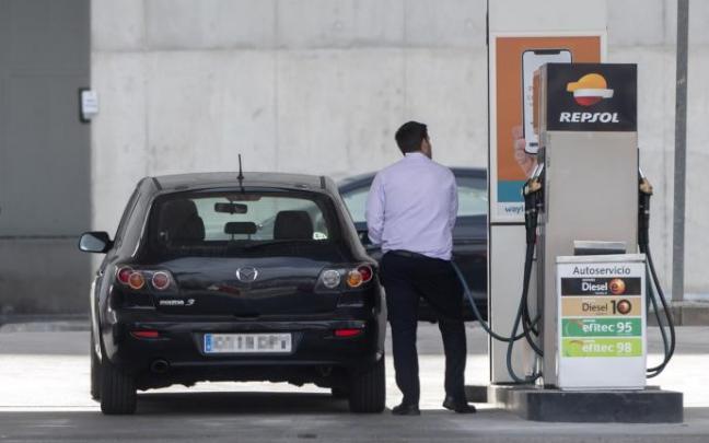 Un hombre reposta combustible en una gasolinera