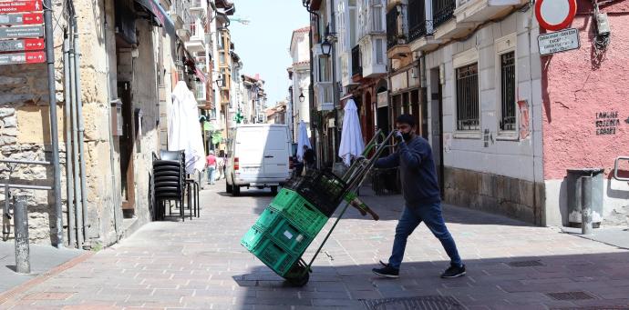 Un repartidor trabajando.