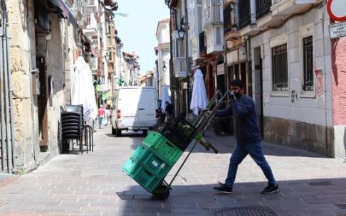Un repartidor trabajando. Un repartidor trabajando.