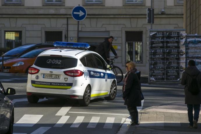 Un vehículo de la Policía Local patrulla.