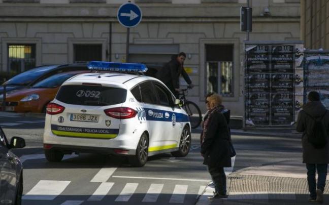 Un vehículo de la Policía Local patrulla.