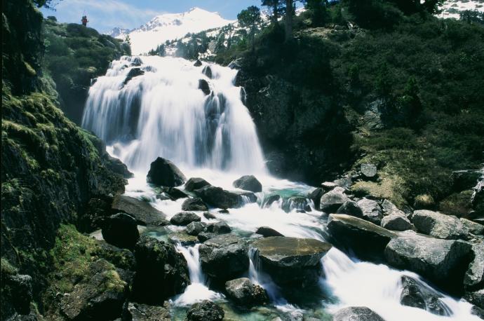 Imagen de archivo de una cascada en el Parque Posets-Maladeta.
