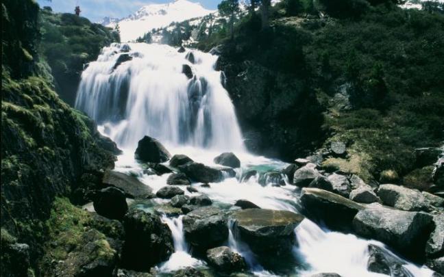 Imagen de archivo de una cascada en el Parque Posets-Maladeta. Imagen de archivo de una cascada en el Parque Posets-Maladeta.