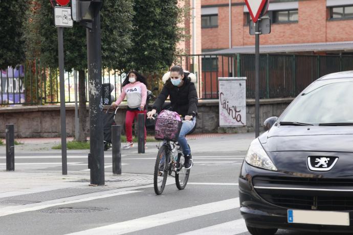 Una mujer anda en bici por Vitoria.