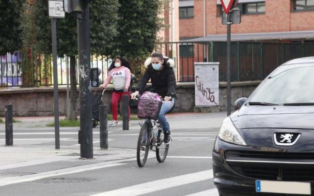 Una mujer anda en bici por Vitoria. Una mujer anda en bici por Vitoria.